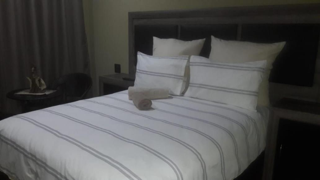 Authentic Bicycle Tours And Backpackers Hostel Soweto Buitenkant foto