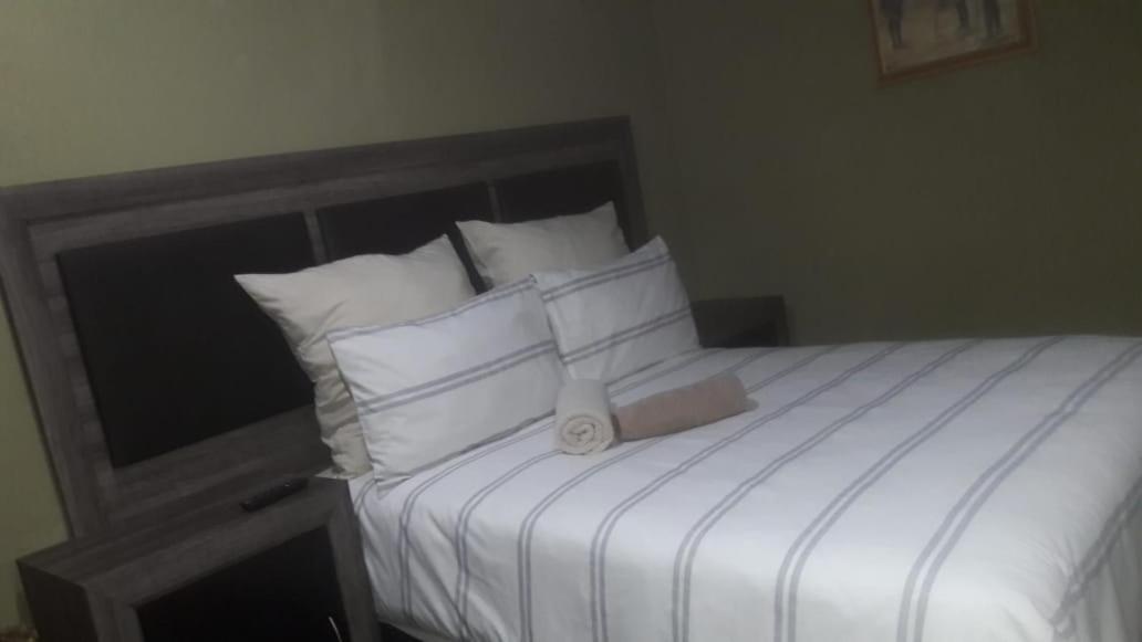 Authentic Bicycle Tours And Backpackers Hostel Soweto Buitenkant foto