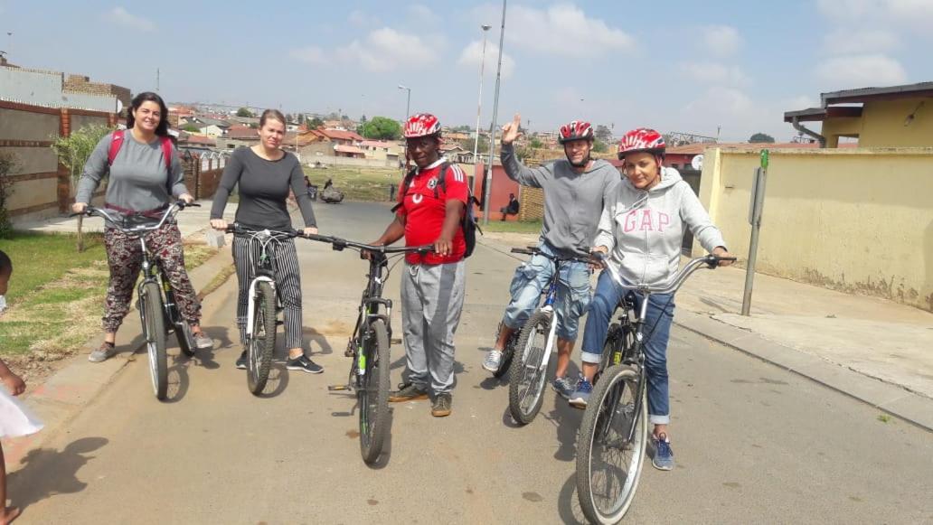 Authentic Bicycle Tours And Backpackers Hostel Soweto Buitenkant foto