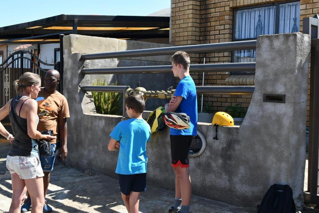 Authentic Bicycle Tours And Backpackers Hostel Soweto Buitenkant foto