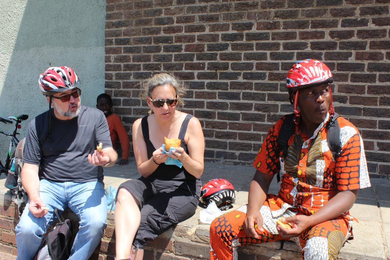 Authentic Bicycle Tours And Backpackers Hostel Soweto Buitenkant foto