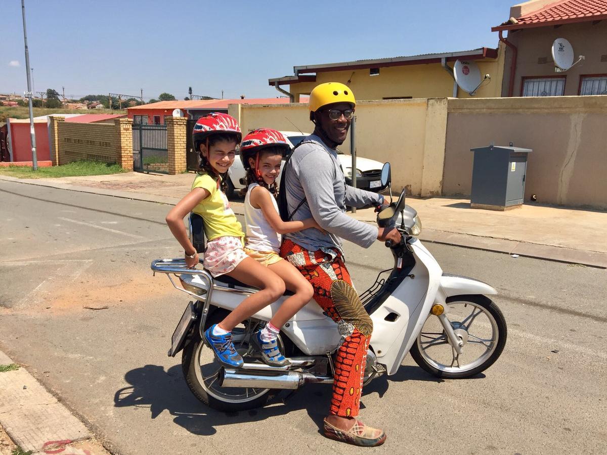Authentic Bicycle Tours And Backpackers Hostel Soweto Buitenkant foto