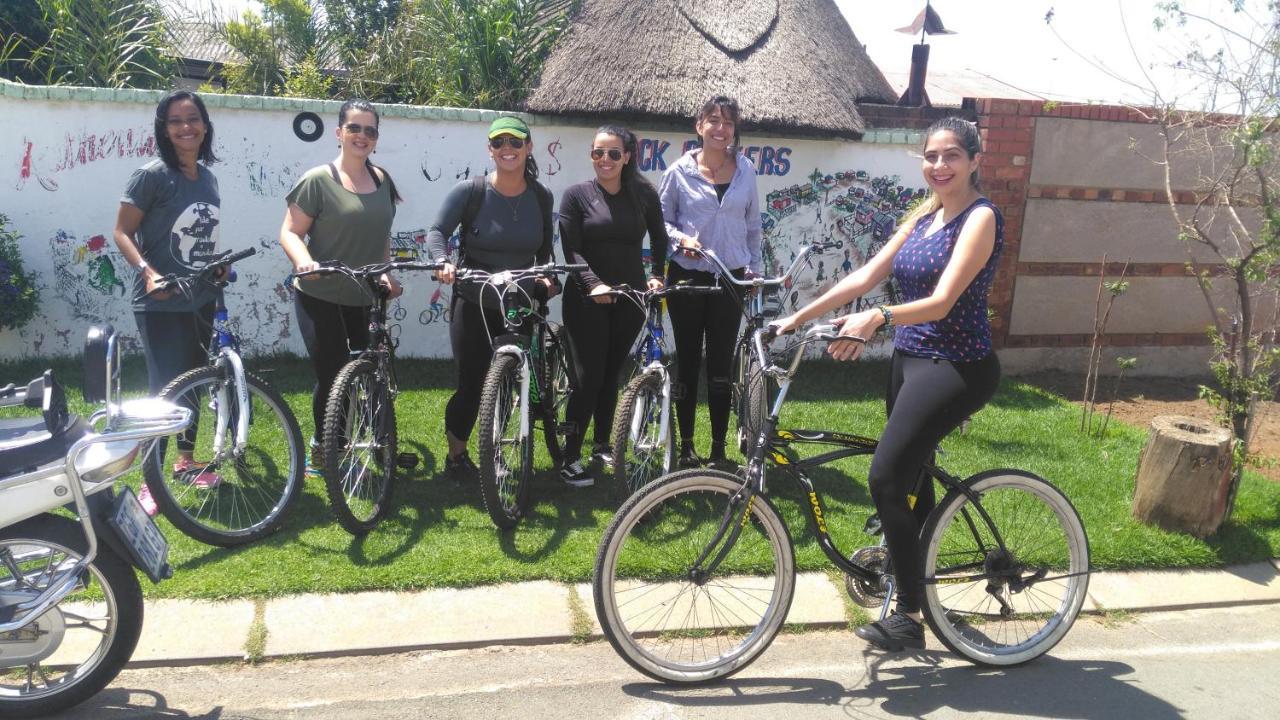 Authentic Bicycle Tours And Backpackers Hostel Soweto Buitenkant foto